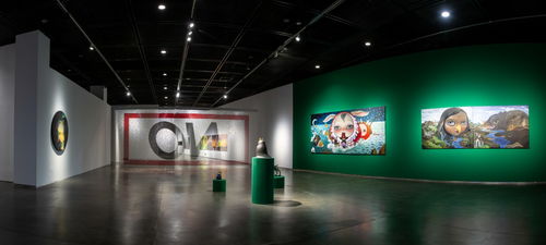 现代艺术品展览现场展示各种前卫艺术作品