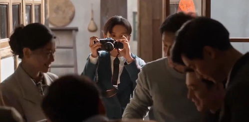 全家福合影背景为老屋