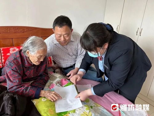 银行工作人员为重症老人上门办理业务