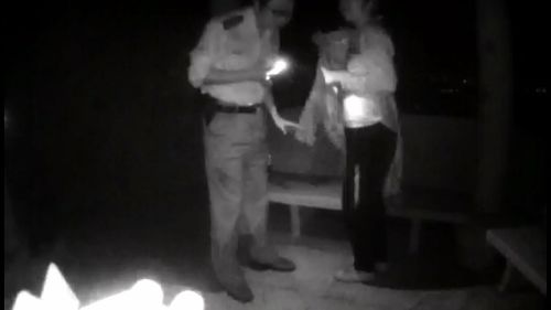 一位女孩深夜独自坐在简陋出租屋里哭泣