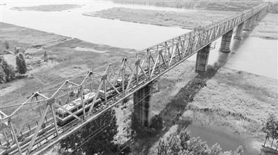 焦柳铁路桥现场