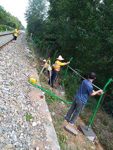 工人正在安装防护网