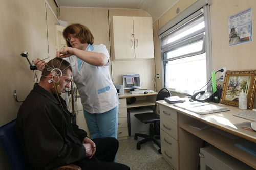 一位医生正在为病人检查身体