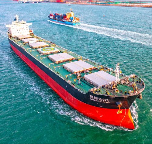 港口夕阳下的货轮剪影