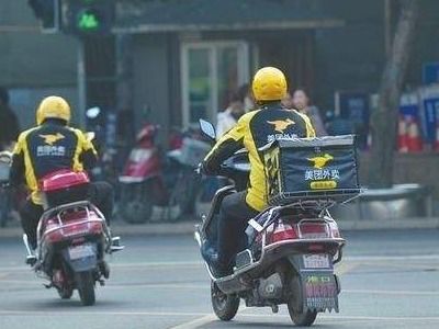 外卖员休息喝水