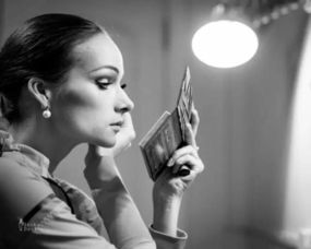 断眉在后台准备演出的背影照