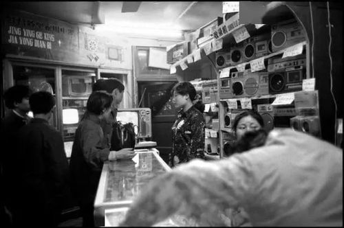 一位摄影师在街头拍摄日常场景的照片