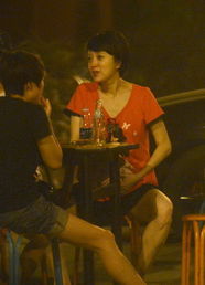 欧豪在街头吃烧烤的照片