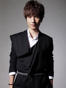 陈楚生在后台认真排练