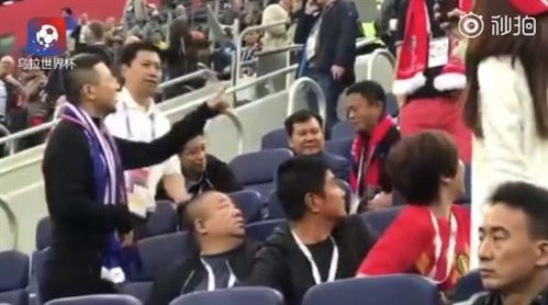 张凌赫在路演现场接受采访表情略显无奈