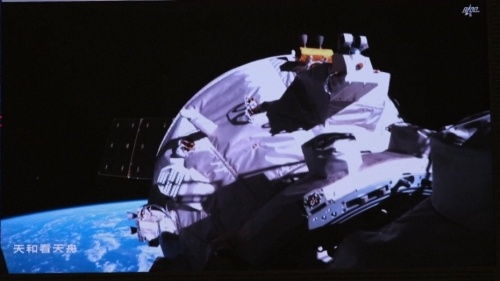 空间站内正在进行的生物实验场景