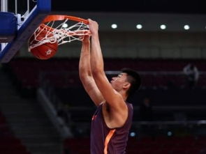 孟铎身穿街头球队服上篮得分