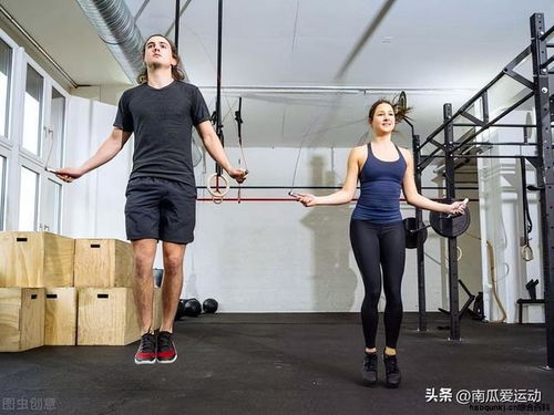 健身者在健身房进行力量训练