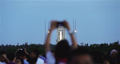 发射场观众欢呼庆祝