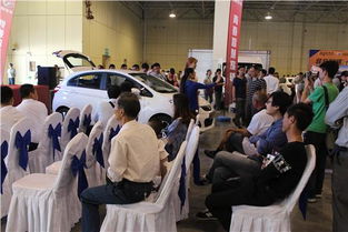 华为余承东南方科大开课爆火 教室挤不下学生自带马扎抢座