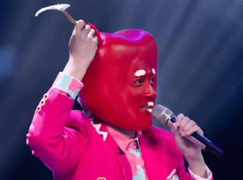 成毅与粉丝合影微笑