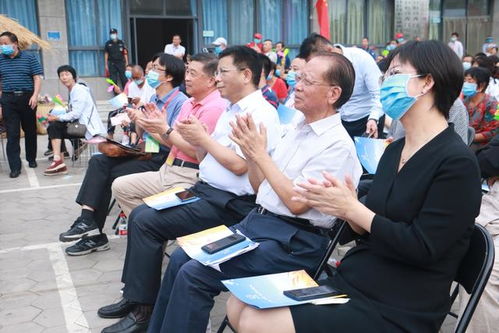 BENI与中国观众互动合影