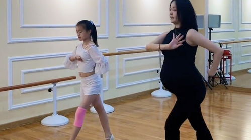 一位女学生捂着肚子坐在椅子上