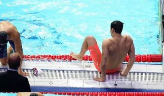 孙杨坐在泳池边沉思