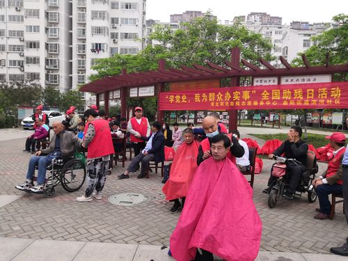 志愿者在社区内帮助残疾人