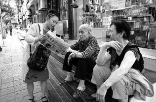 老人在银行门口突然离世现场图