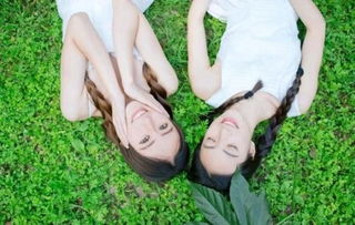 闺蜜背影渐行渐远