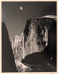 安塞尔·亚当斯拍摄的《月升》作品照片