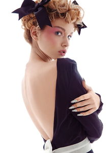 李现剧中花枝招展造型图