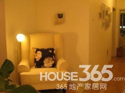 一位读者坐在窗前静静阅读泰戈尔诗集