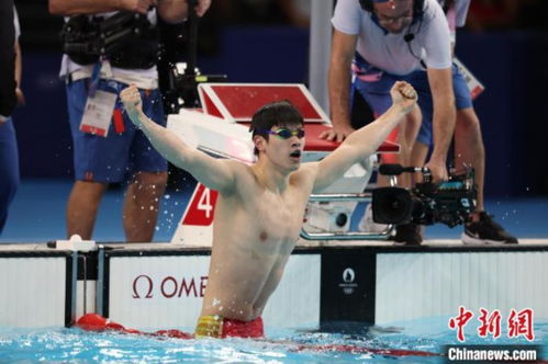 潘展乐打破世界纪录庆祝胜利