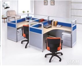 科技公司办公室空置办公桌的场景图