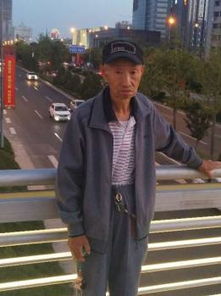 九旬老人每天穿西装去歌舞厅跳舞，网友：这才是活着的样子！