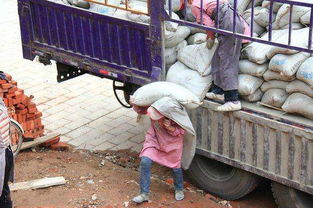 重庆女工在建筑工地扛水泥