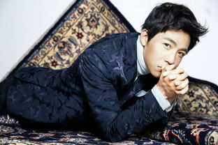 俞灏明穿白毛衣红底背景拍照