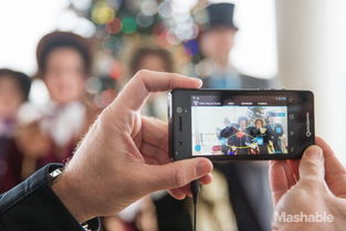 学生手持手机录制举报视频场景