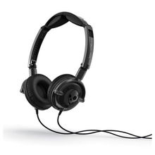 戴着耳机坐在电脑前写作