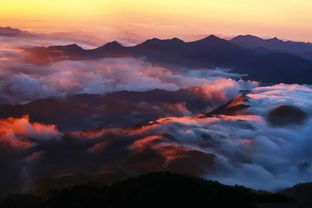 夕阳下山间小路与远处云雾缭绕的山峰
