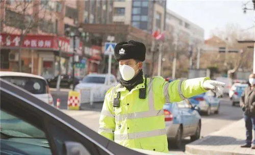 戴口罩的市民在公共场所活动