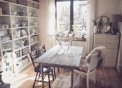 一家人围坐在客厅温馨对话的场景