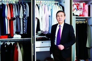 老人在家中整理西装