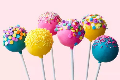 手持棒棒糖引诱蝴蝶停落的瞬间