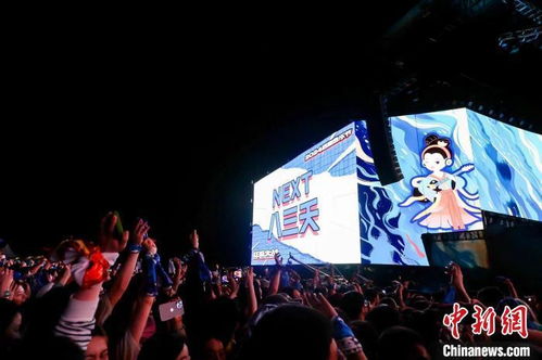 音乐节观众手持荧光棒欢呼