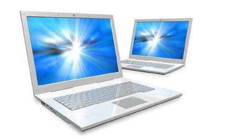 木桌上摆放着笔记本电脑和一杯热茶