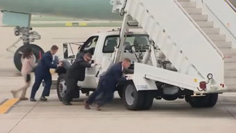 特朗普登上空军一号舷梯