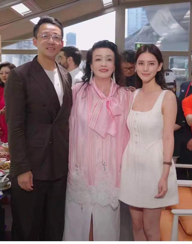 马筱梅试穿婚纱时微笑看着镜子