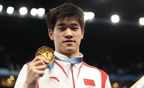 潘展乐在比赛中冲刺并庆祝胜利