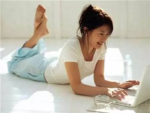 女性在办公室揉肚子场景