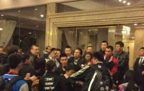 球员通道球迷冲突现场图