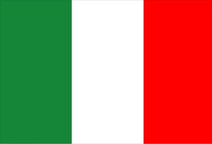 阿尔巴尼亚国旗与意大利国旗飘扬