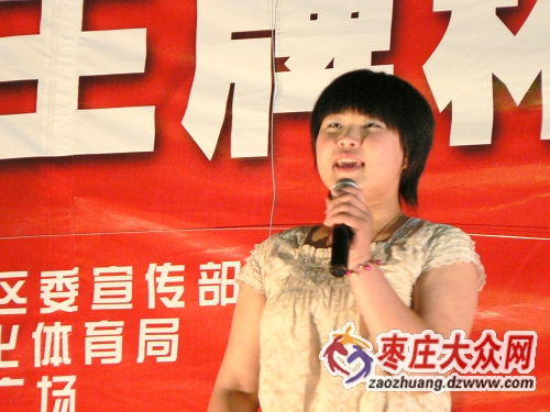 歌手们在后台紧张准备